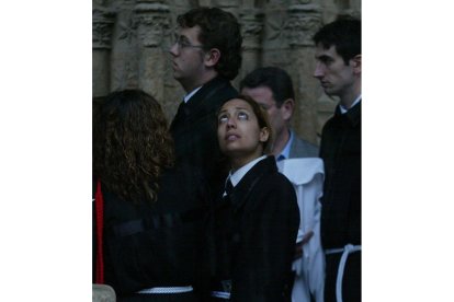 Una papona mira al cielo la pasada Semana Santa