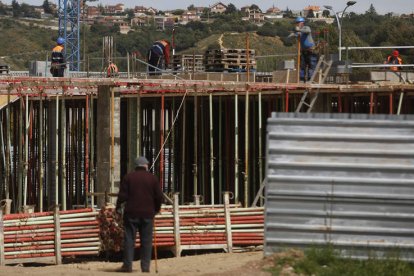 Trabajadores de la construcción, ayer, en una obra de la capital leonesa. FERNANDO OTERO