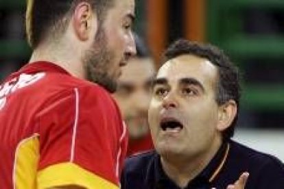 Juan Carlos Pastor dialoga con Iker Romero durante un partido de la selección española