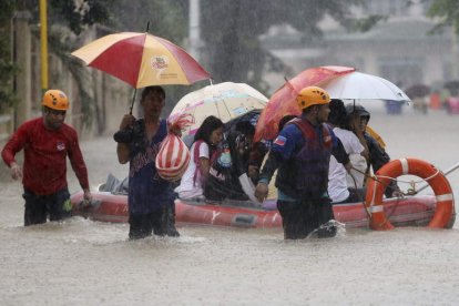 Los equipos de rescate trabajan en las evacuaciones.