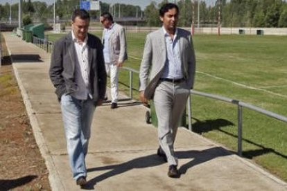 Tariq Soni, a la derecha, junto a Roberto Aldeiturriaga, visitando las instalaciones leonesas.