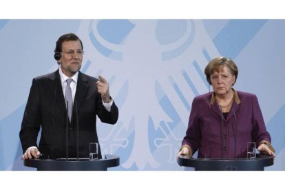 Mariano Rajoy y Angela Merkel, en rueda de prensa tras un encuentro entre ambos mandatarios en Berlín.