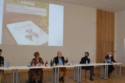 Sergio Paniagua, Isabel Mijares, Igancio Marcos, Héctor Escobrar y Alfonso García, ayer, durante la presentación del libro en las instalaciones de Gordonzello. MEDINA