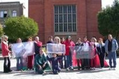 La protesta se realizó en medio del pueblo, junto a la iglesia de Veguellina