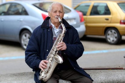 Benigno González toca su saxofón.