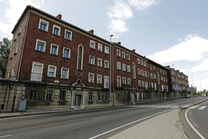 Las casas de Aviación se agrupan en cinco portales entre los números 69 y 77 de la avenida Fernández Ladreda. FERNANDO OTERO