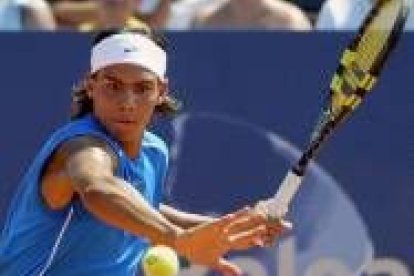 El mallorquín Rafael Nadal se prepara para golpear la bola durante su partido