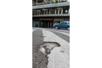 Un bache de importantes dimensiones en pleno centro.