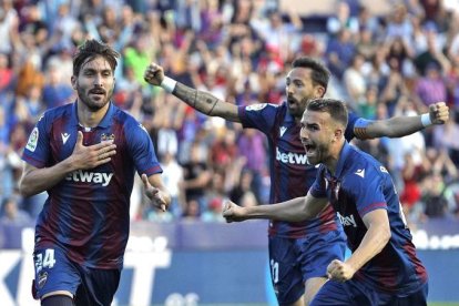 Los jugadores del Levante celebran uno de sus goles. POLO