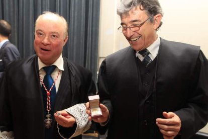 Aníbal Fernández y Jesús Esteban, anoche en la Casa de Cultura, con sus medallas.