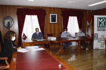 Sesión plenaria del GAL Montaña de Riaño en donde se informó del proyecto mujer rural. CAMPOS