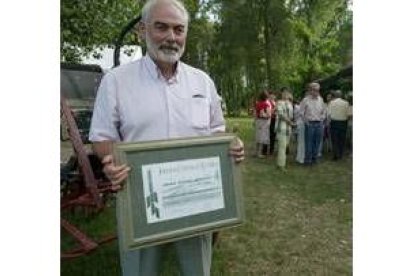 Juan Pedro Aparicio, con el diploma que le acredita como Cepedano del Año