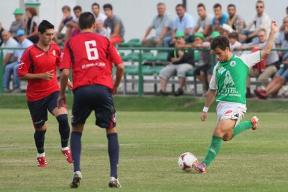 Taranilla, a la derecha, encarriló la victoria maragata al conseguir un soberbio gol.