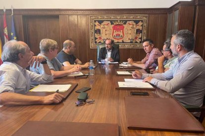 Imagen de la reunión de la asociación Templarium en el ayuntamiento. DL