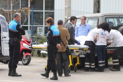 Momento en el que los servicios funerarios se llevan el cadáver de S.S.S., que falleció de un infarto.