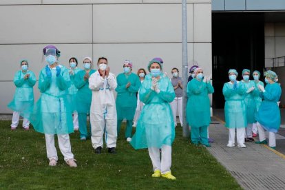 Sanitarios del Hospital de León aplauden a las 8 de la tarde durante los primeros días de la pandemia. MARCIANO PÉREZ