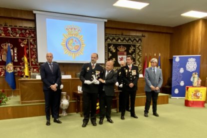 El comisario Abelardo Ramos recibe su condecoración. MAZ