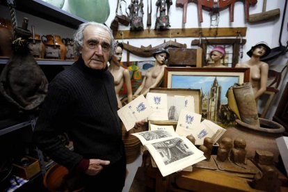 Pepe Muñiz, con el cajón que adquirió en el rastro lleno de folletos impresos con motivo de la apertura del Teatro Emperador, el 22 de septiembre de 1951. MARCIANO PÉREZ