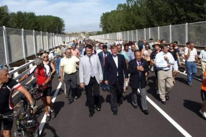 Antonio Silván, acompañado de los alcaldes y vecinos, recorre el nuevo puente sobre el Esla.