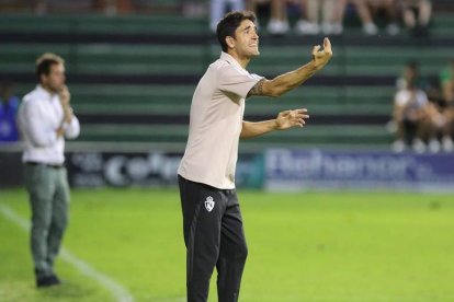 Brais Abelenda celebra con su clásica llamada telefónica el gol que le acabó dando los tres puntos a la Deportiva en Las Llanas en la tarde-noche de ayer. OSKAR MATXIN