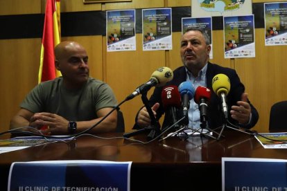 Roberto Carlos y Eduardo Morán, ayer en la presentación. A. BARREDO