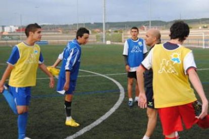 El entrenador Carlos González, segundo por la derecha, ya prepara el torneo infantil de León.