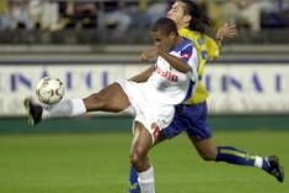 José Mari trata de arrebatar la pelota a Toledo en el partido del sábado