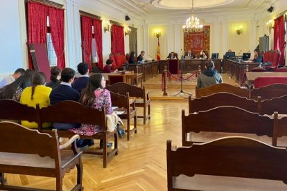 El acusado, a la derecha de la foto y a la izquierda estudiantes de 4º de Derecho de la Universidad de León. MÁZ