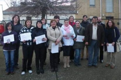 El alcalde, junto a las participantes en el primer curso de monitor