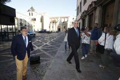 El imputado, Victoriuno Alonso, a la salida de la Audiencia Provincial