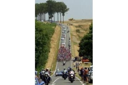 El pelotón del Tour cruza por una rasante próxima a la Champagne