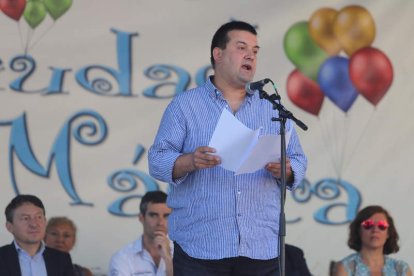 El entrenador del equipo de baloncesto de Bembibre durante el pregón de la Ciudad Mágica