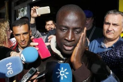 El senegalés Ngagne habla con los medios tras ganar el premio gordo de la lotería de Navidad.