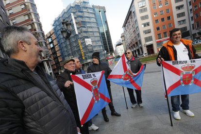 Manifestantes en la plaza de Lazúrtegui de Ponferrada en defensa de las torres y chimeneas de la central térmica de Cubillos del Sil. ANA F. BARREDO