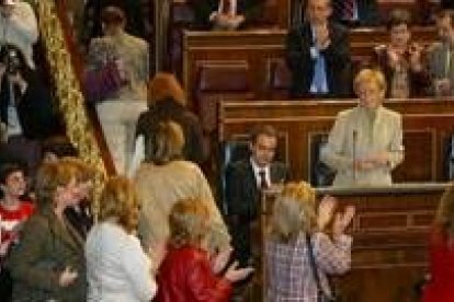 Las diputadas que se habían ido del pleno aplauden a la vicepresidenta