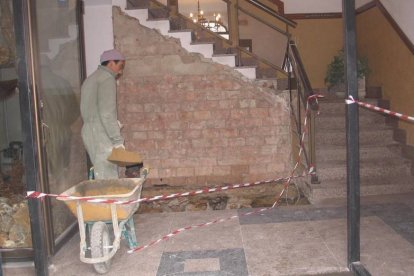 Obras para arreglar la entrada de un edificio