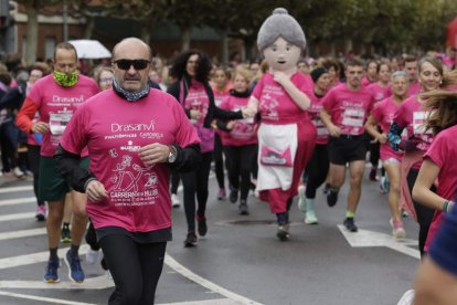 Los hombres se hicieron visibles en la carrera rosa. FERNANDO OTERO