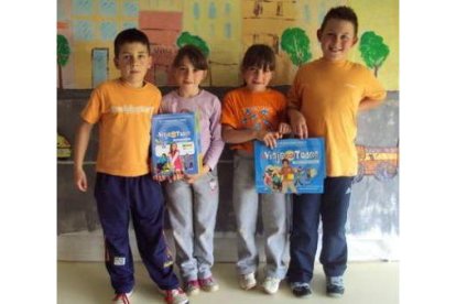 Los alumnos ganadores del CRA de El Burgo Ranero, Leyre, María, Víctor y Rubén.