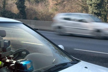 Un dispositivo de control de velocidad instalado en un coche camuflado. EFE