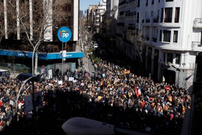 Simpatizantes de Isabel Díaz Ayuso durante la concentración que han protagonizado este domingo frente a la sede del PP en la calle Génova para expresar su apoyo a la dirigente autonómica y para reclamar la convocatoria de un congreso del partido. EMILIO NARANJO