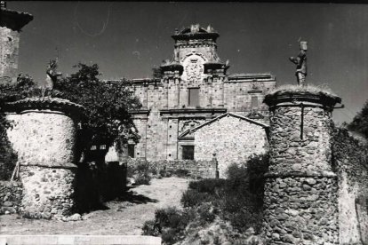 Fotografía antigua que muestra el palacio de Renedo de Valdetuéjar antes de su ‘viaje’ a León, con los guerreros elevados aún sobre cada uno de los cubos pétreos.