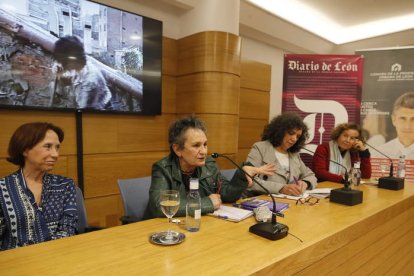 Ana Isabel Zamarriego, María García, Ana Gaitero y Mercedes Rodilla con un vídeo de la fundación de fondo. RAMIRO