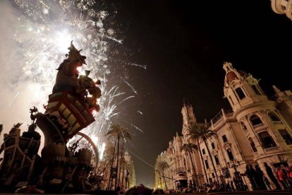 Vista general de la Plaza del Ayuntamiento, en Valencia, antes de que la falla principal, junto a los fuegos artificiales, empice a arder, ayer.