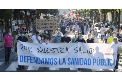 Cabecera de la manifestación a favor de la Sanidad pública, que congregó a unas 1.200 personas. RAMIRO