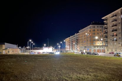 La pelea se inició en la calle Encinar (a la derecha) y acabó en el pabellón de La Torre (a la izquierda). M.Á.Z.