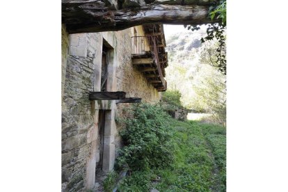 La Ferrería de Serviz, construida en el municipio de Barjas por el empresario ponferradino Nemesio Fernández para producir carbón vegetal con autorización del concejo del pueblo, funcionó hasta el año 1892. Durante el siglo XX, el complejo acogió una vivienda que finalmente fue abandonada hace una década, momento en que se aceleró su deterioro. DL