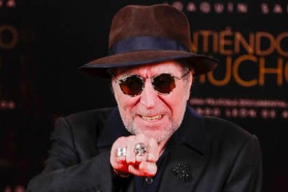 El músico y compositor Joaquín Sabina posa durante la presentación del documental "Sintiéndolo mucho" en Madrid. LUIS MILLÁN