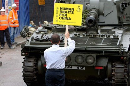 Shao Jiang, superviviente de los enfrentamientos de la plaza de Tiananmen de Pekín, se coloca delante de un tanque en Londres, el 3 de junio de 2008. Jiang ha recreado la famosa imagen del ‘hombre del tanque’.