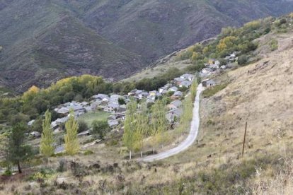 <strong>De Corporales a Odollo.</strong> La carretera LE-7311 discurre entre Corporales y Odollo. Es la única salida para las poblaciones de Saceda, Noceda, Marrubio, Castrillo y Odollo, todas ellas del municipio de Castrillo de Cabrera, el menos poblado de la provincia con una densidad de 1,3 habitantes por kilómetro cuadrado. El otro pueblo del municipio es Nogar.
Foto: Luis de la Mata.