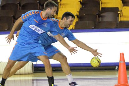 Nacho Huerta y José Mario Carrillo, dos de los jugadores más rápidos del Abanca Ademar.